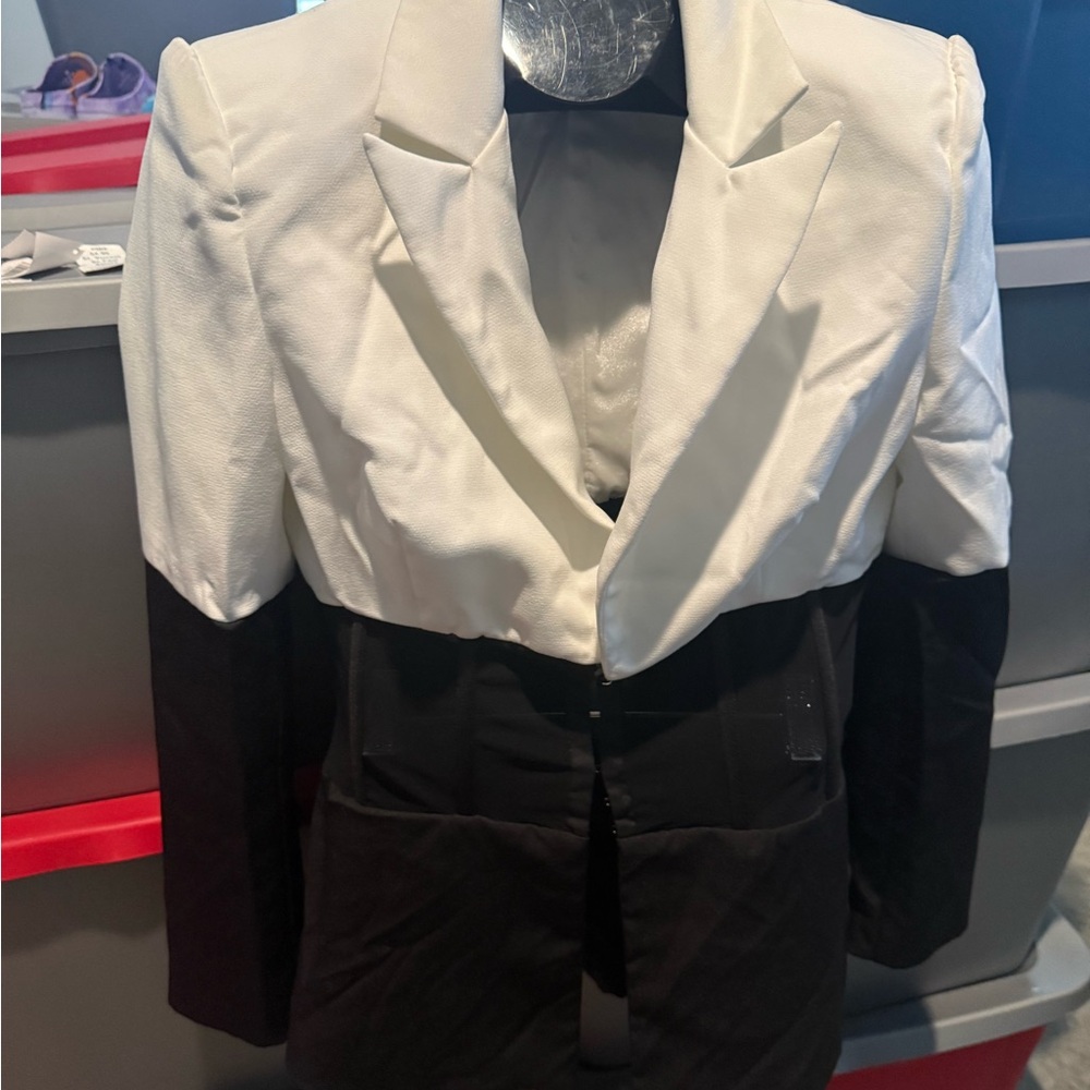Elegant Black and White Women's Blazer p65